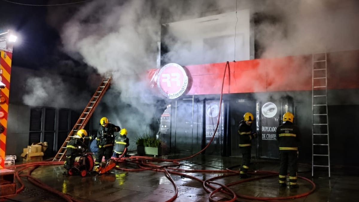 Incêndio em edifício mobiliza 17 bombeiros para resgate de duas vítimas em Santa Catarina