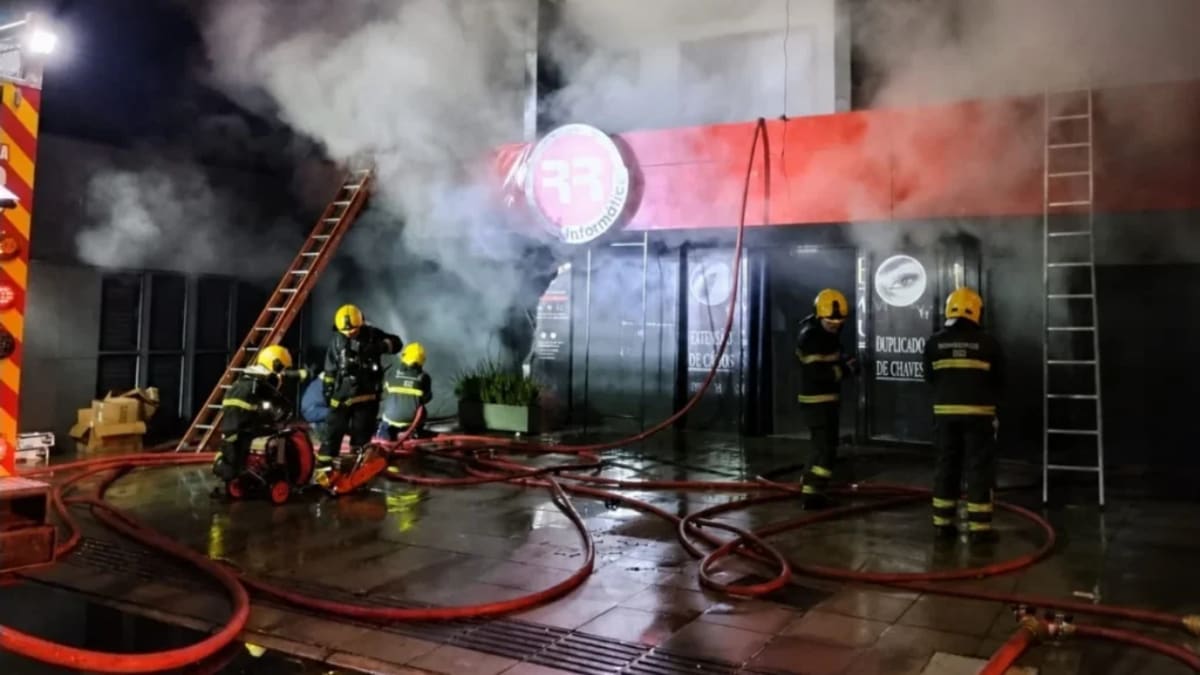 Bombeiros resgatam duas pessoas em incêndio no bairro Roçado, São José