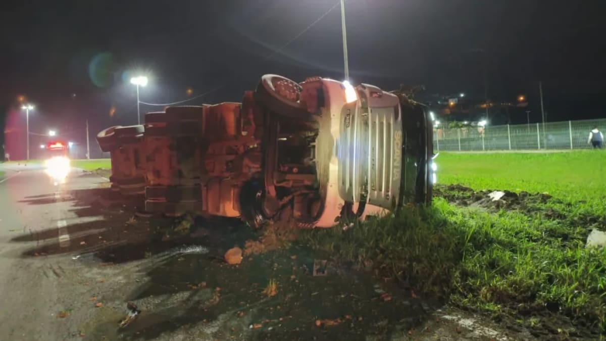 Carreta carregada com glicerina tomba na BR-470 em Ibirama