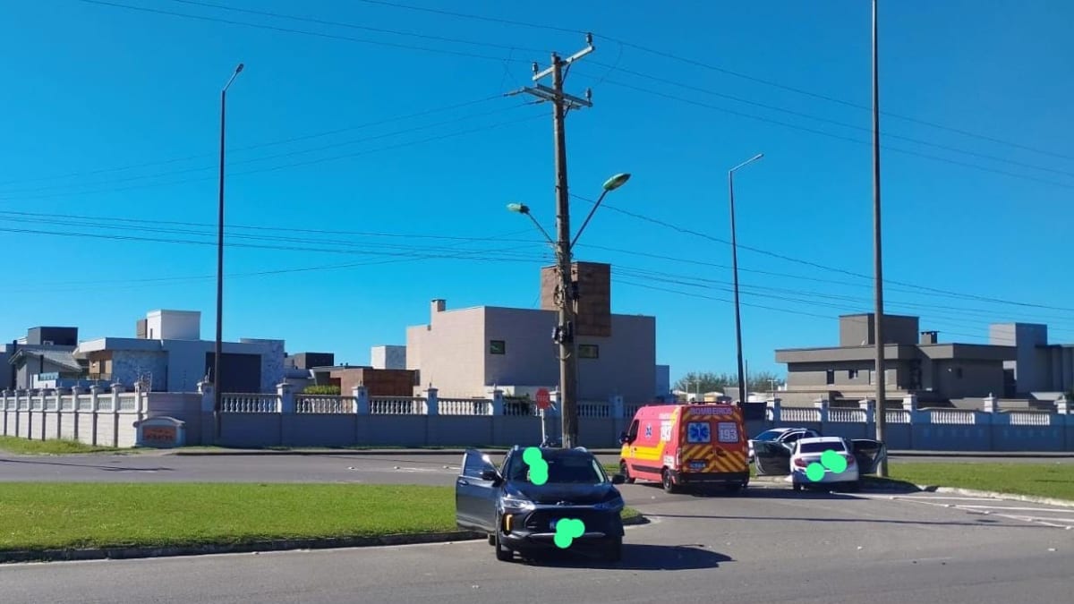 Colisão entre dois carros deixa duas pessoas feridas em Laguna