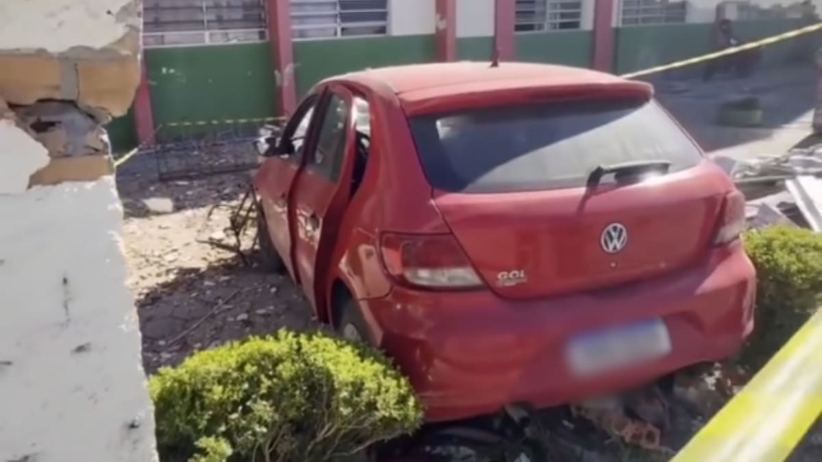 Motorista perde consciência e invade pátio de escola em Brusque
