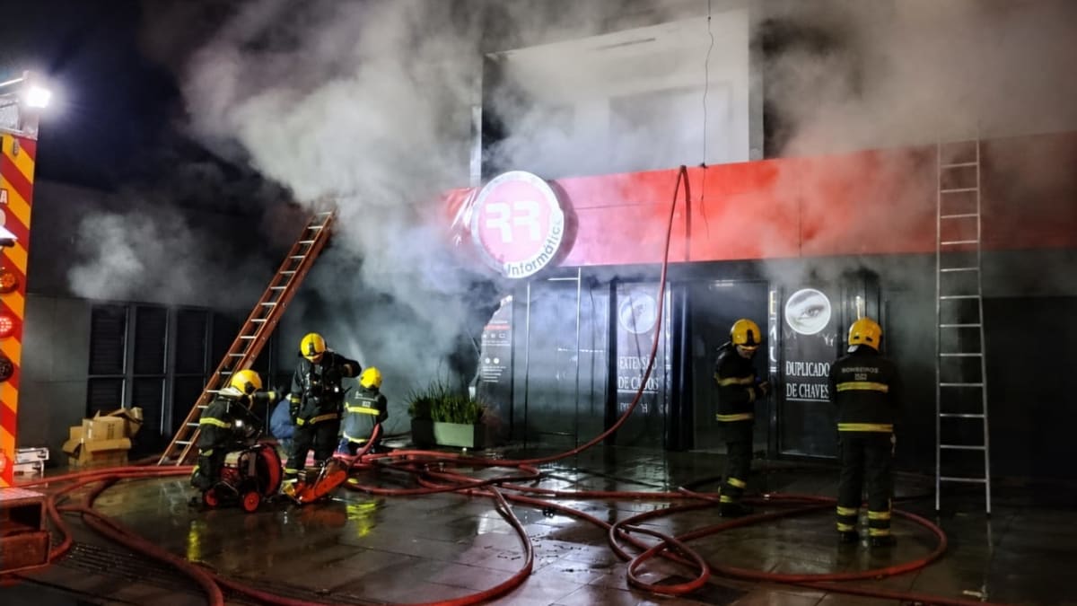 Duas pessoas são resgatadas de incêndio em prédio comercial em São José