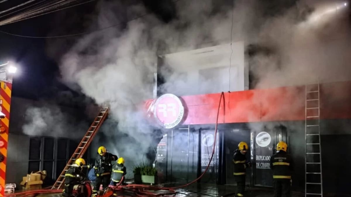 Incêndio em prédio deixa duas pessoas inconscientes em São José