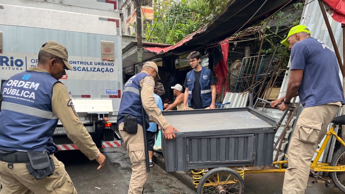 Operação na Zona Sul desobstrui calçadas em Copacabana e apreende equipamentos de ambulantes