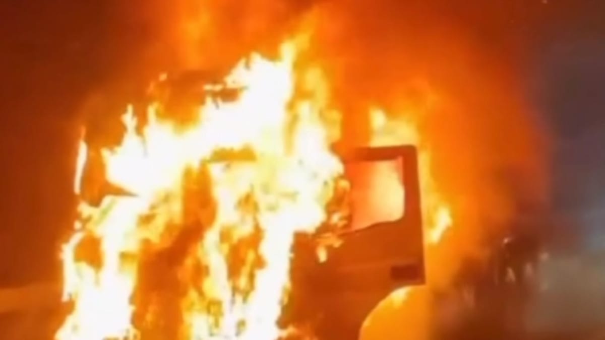 Incêndio destrói cabine de carreta com carga de madeira no Espírito Santo