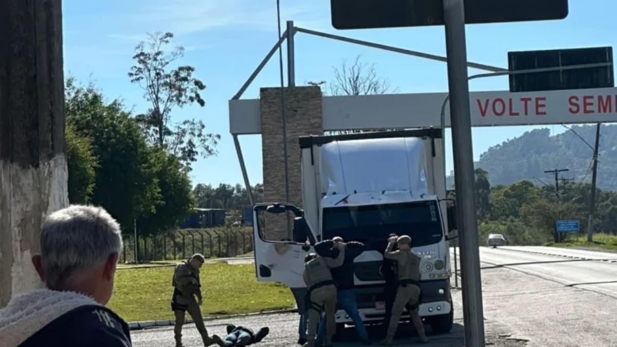 Polícia Militar recupera carro furtado em Apiúna após perseguição em Rio do Sul