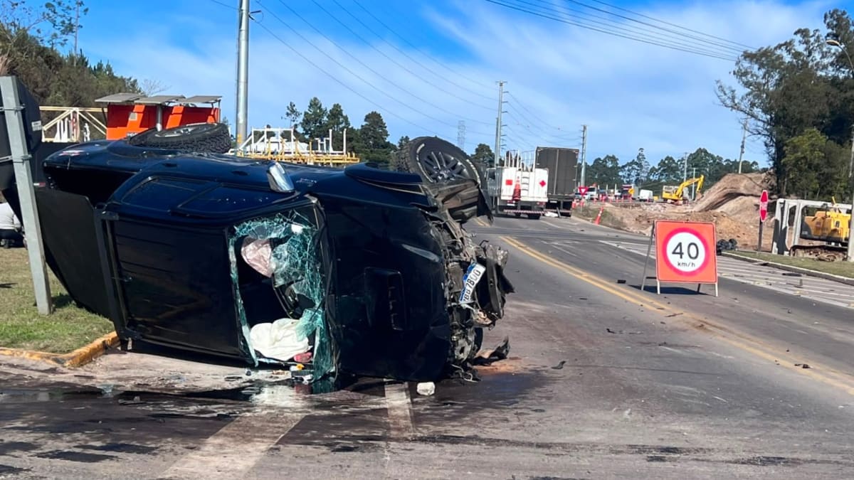 Colisão entre Hilux e Toro no trevo entre Farroupilha e Caxias do Sul causa acidente