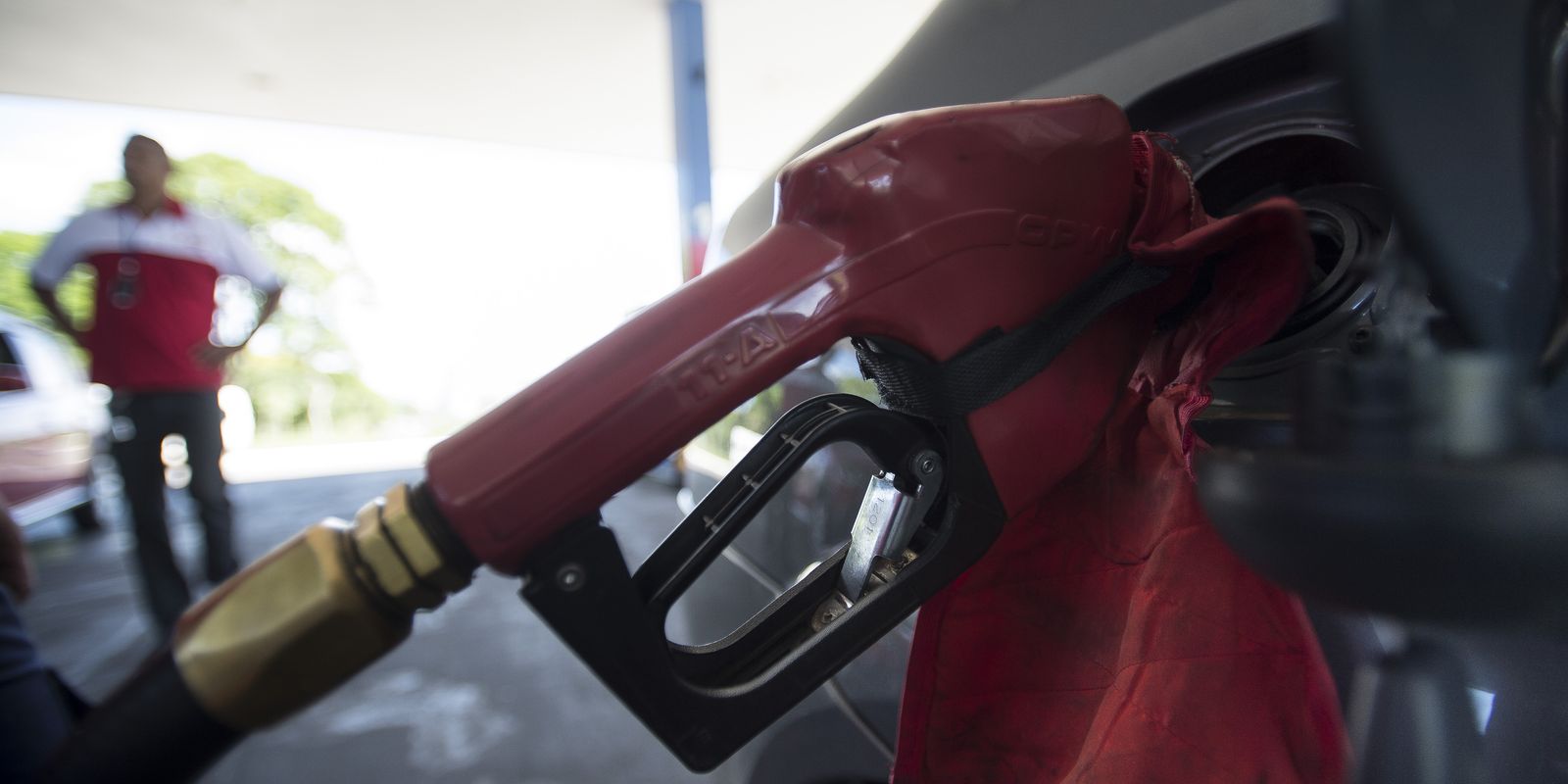 Ministério da Fazenda adia decisão sobre fim do subsídio da gasolina