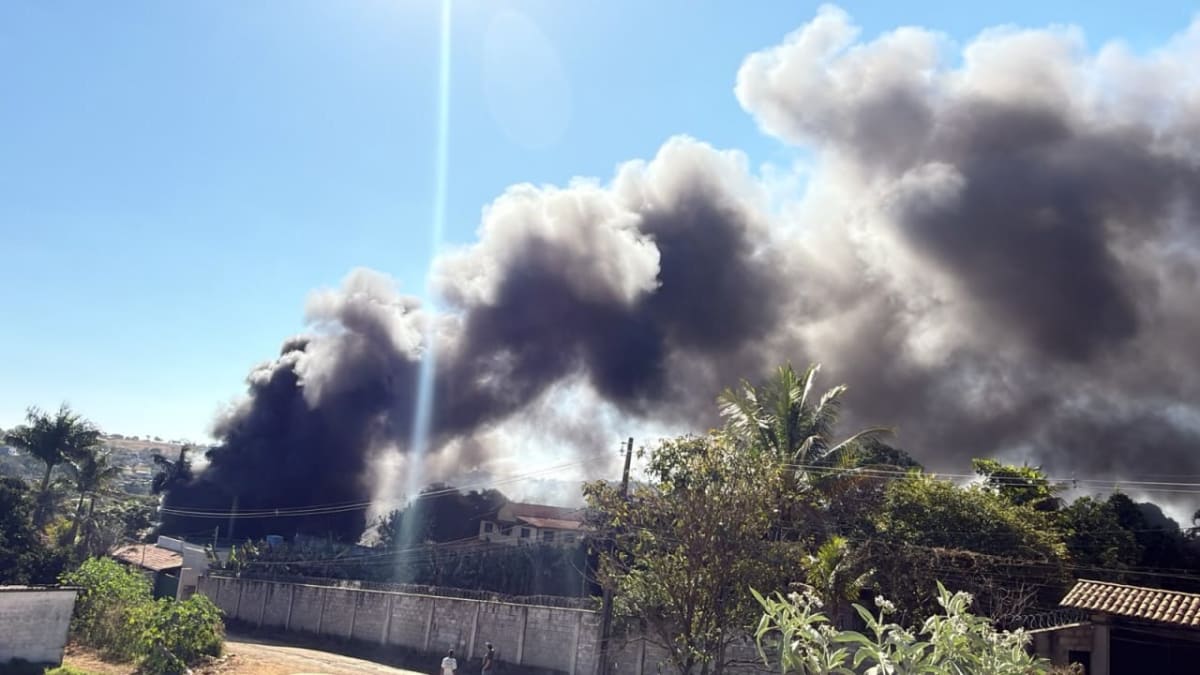 Incêndio atinge ferro-velho em Contagem e mobiliza Corpo de Bombeiros
