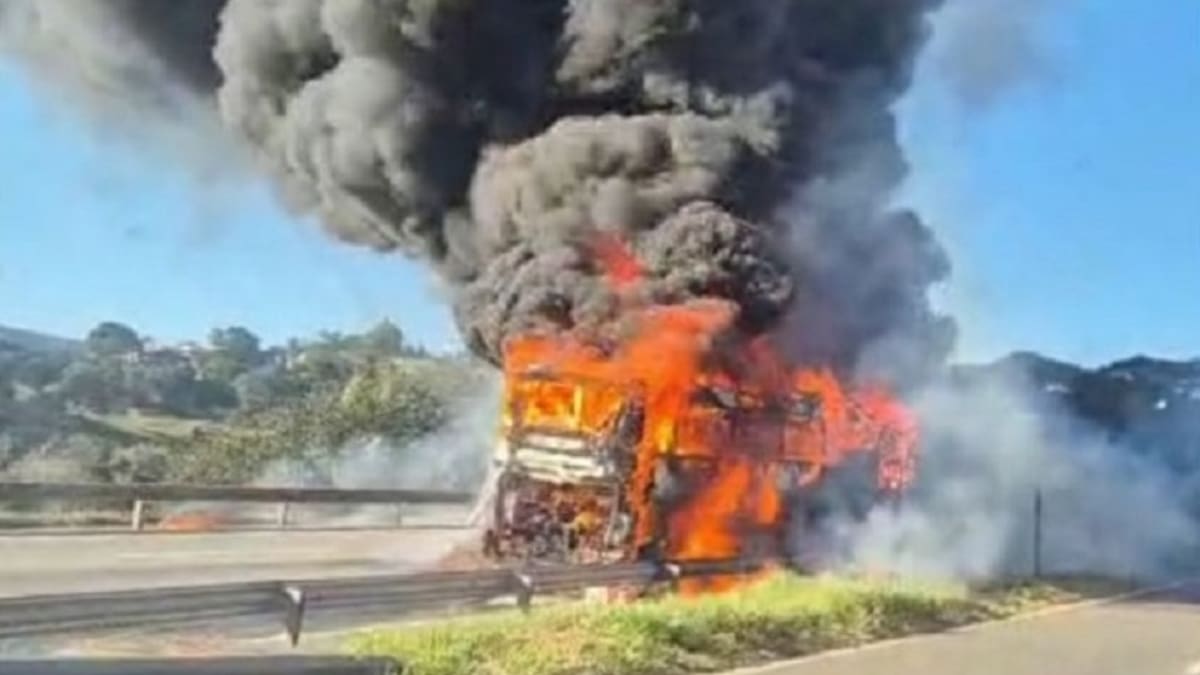Incêndio em ônibus na rodovia entre Santos e Lambari interdita pista sentido Belo Horizonte