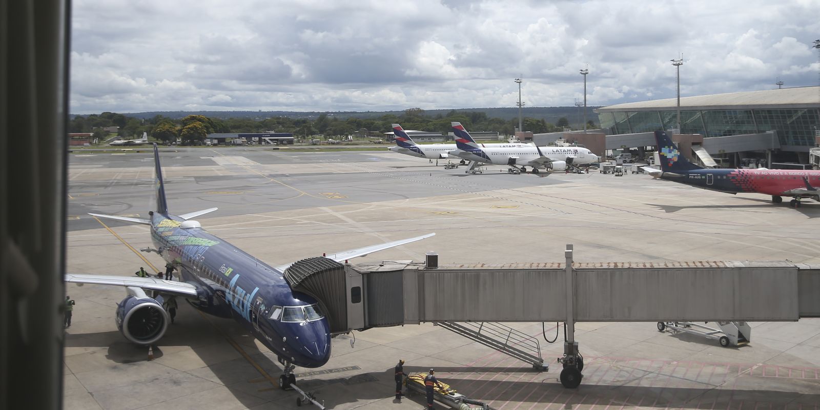 Passageiros menores têm direito a assento ao lado de familiares no avião