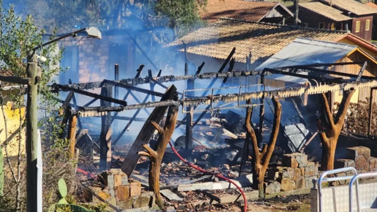Incêndio destrói parte de edificação comercial em São Joaquim