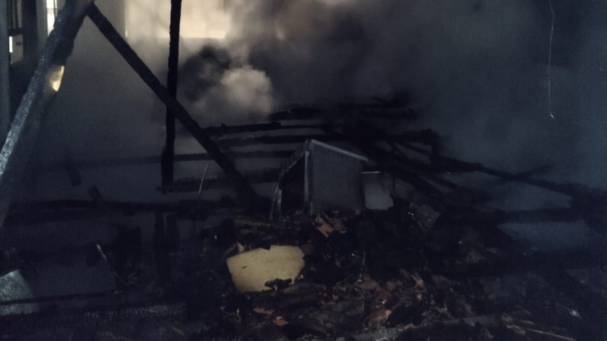 Incêndio destrói casa de estrutura mista em Biguaçu e bombeiros evitam propagação para residências vizinhas