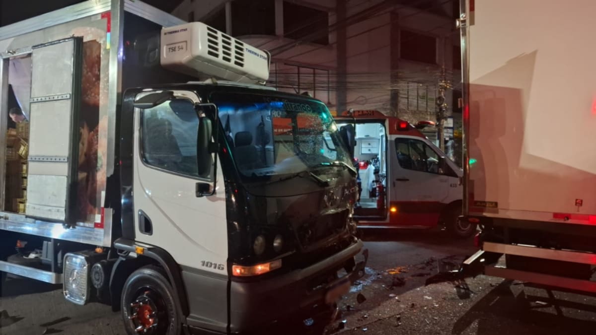 Acidente entre caminhonete e caminhão deixa um ferido em cruzamento de Caxias do Sul