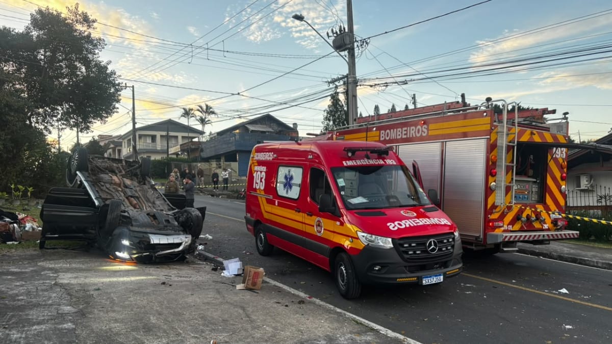 Duas mulheres ficam feridas após carro capotar em Criciúma