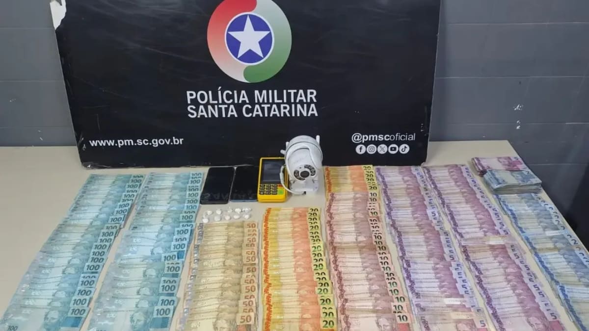 Polícia apreende cocaína e dinheiro em mercearia próxima a escola infantil no bairro Barro Vermelho