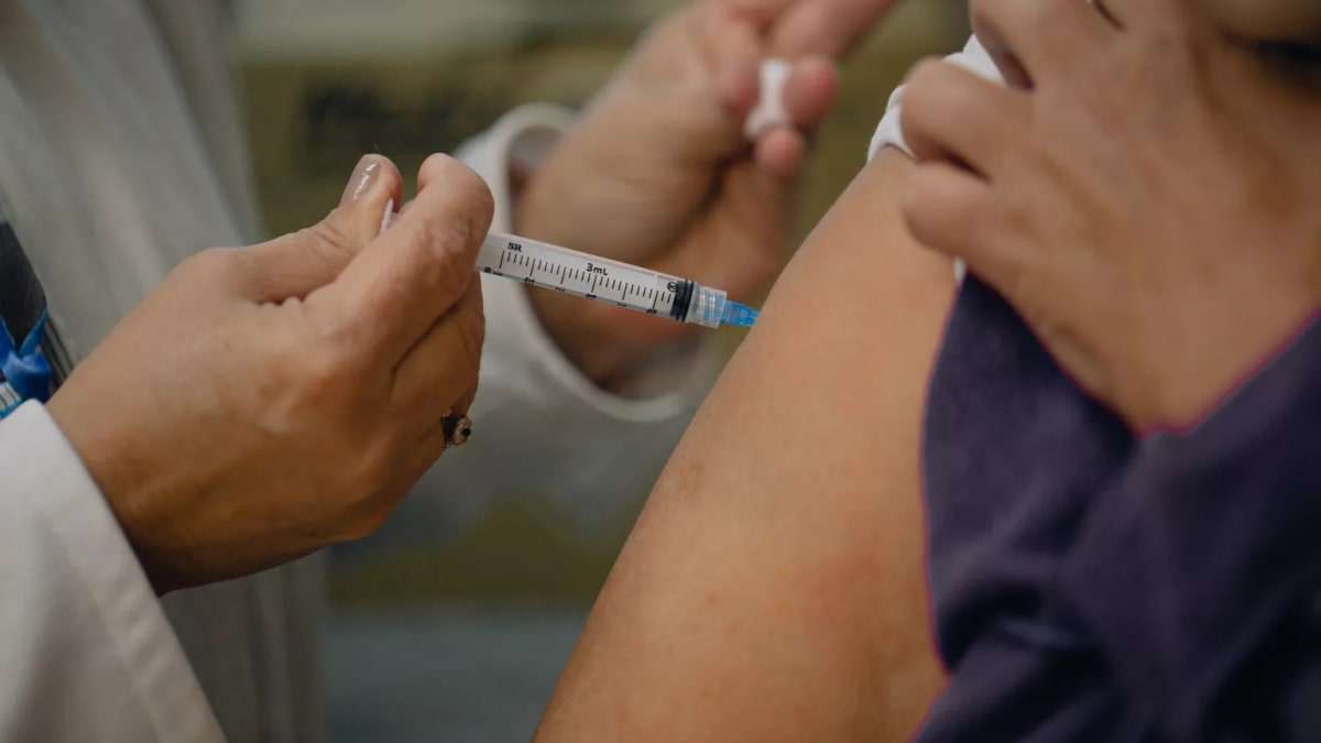 Anvisa pública norma para vacinas contra novas variantes do coronavírus no Brasil