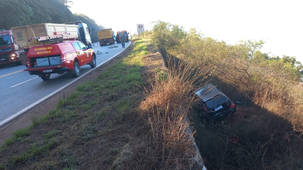 Carro cai em ribanceira na BR-356 em Itabirito e motorista é socorrida com dores lombares