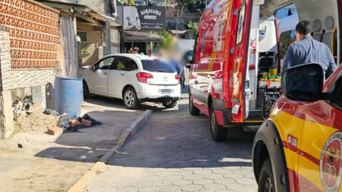 Mulher fica ferida após ser atingida por carro desgovernado em residência de Santa Catarina