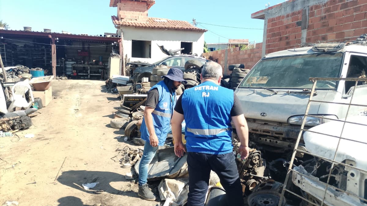 Detran RJ interdita ferro-velho irregular em Cabo Frio
