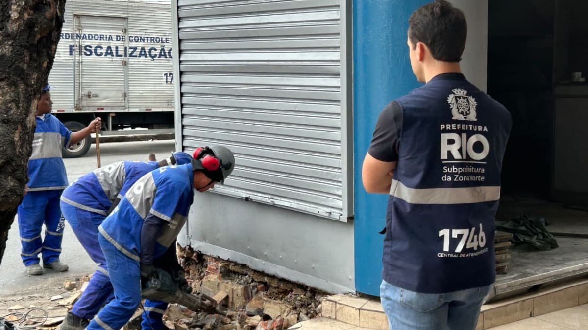 Subprefeitura da Zona Norte II remove banca de jornal irregular no Cachambi