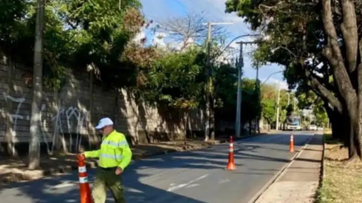 Avenida Olinto Meireles é interditada para obra emergencial da Copasa no Barreiro