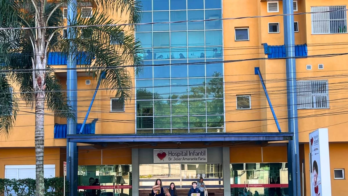Estudantes de Joinville arrecadam figurinhas para crianças do Hospital Infantil