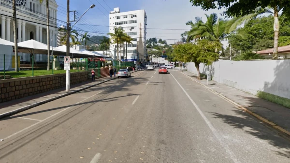 Obras da Casan interditam meia pista da Rua São João em Rio do Sul