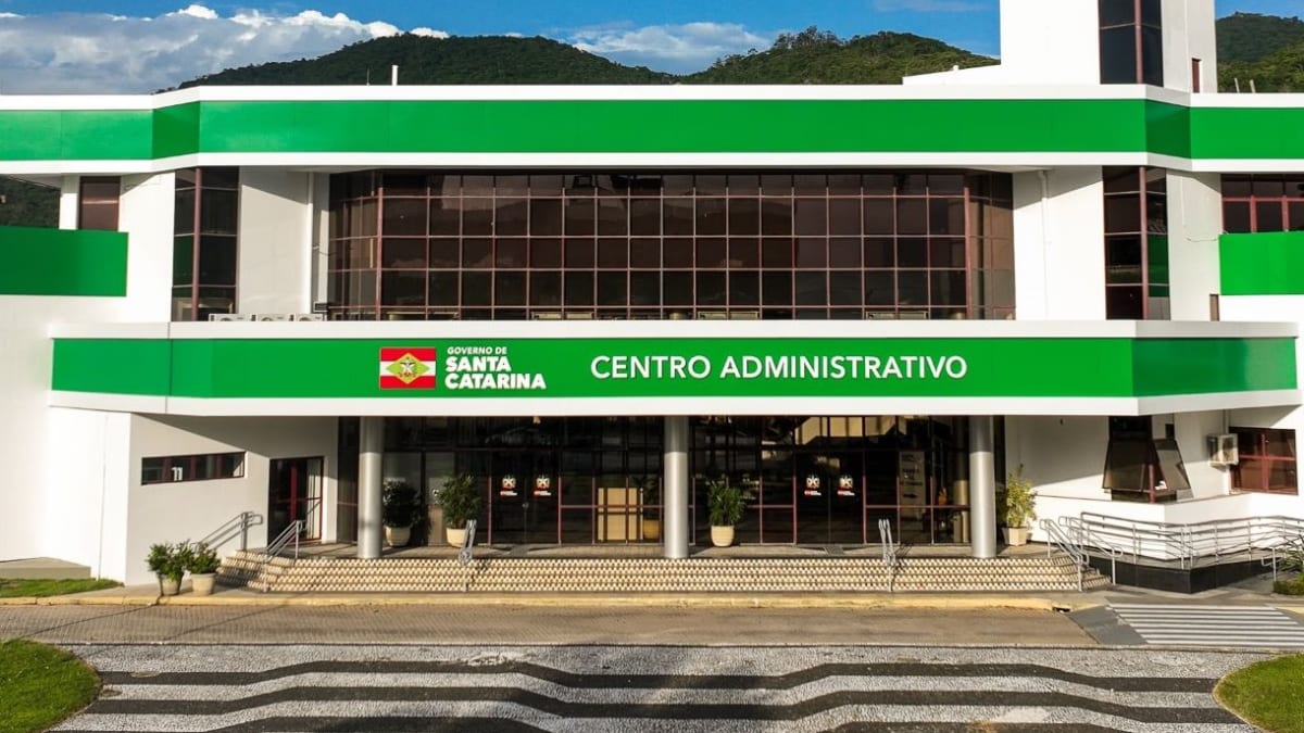 Governador de SC demite sete servidores e cassa quatro aposentadorias