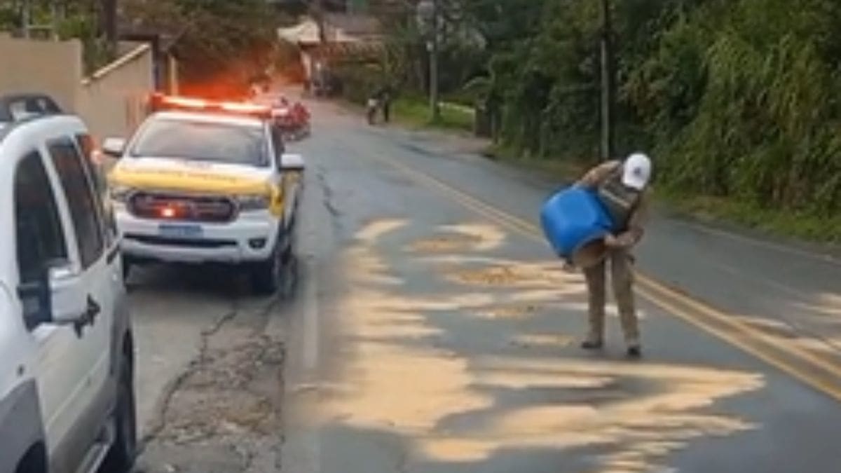 Óleo na Santa Catarina-406 deixa rodovia escorregadia e aumenta risco de acidentes em Florianópolis