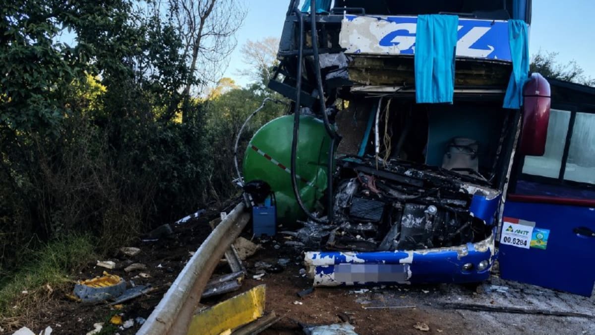 Acidente entre ônibus de excursão e caminhão na BR-267 deixa duas mortes e 23 feridos no Sul de Minas