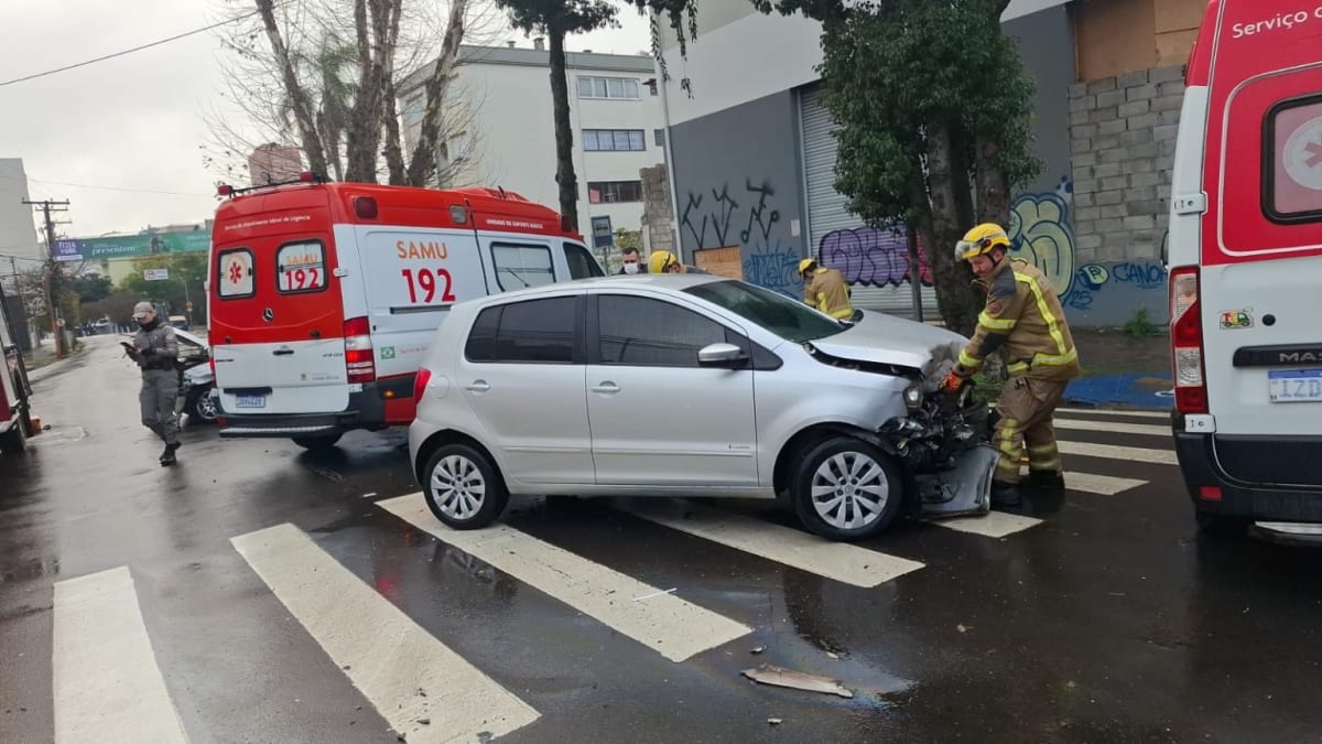 Acidente na Ernesto Alves mobiliza resgate e bloqueia trânsito na região