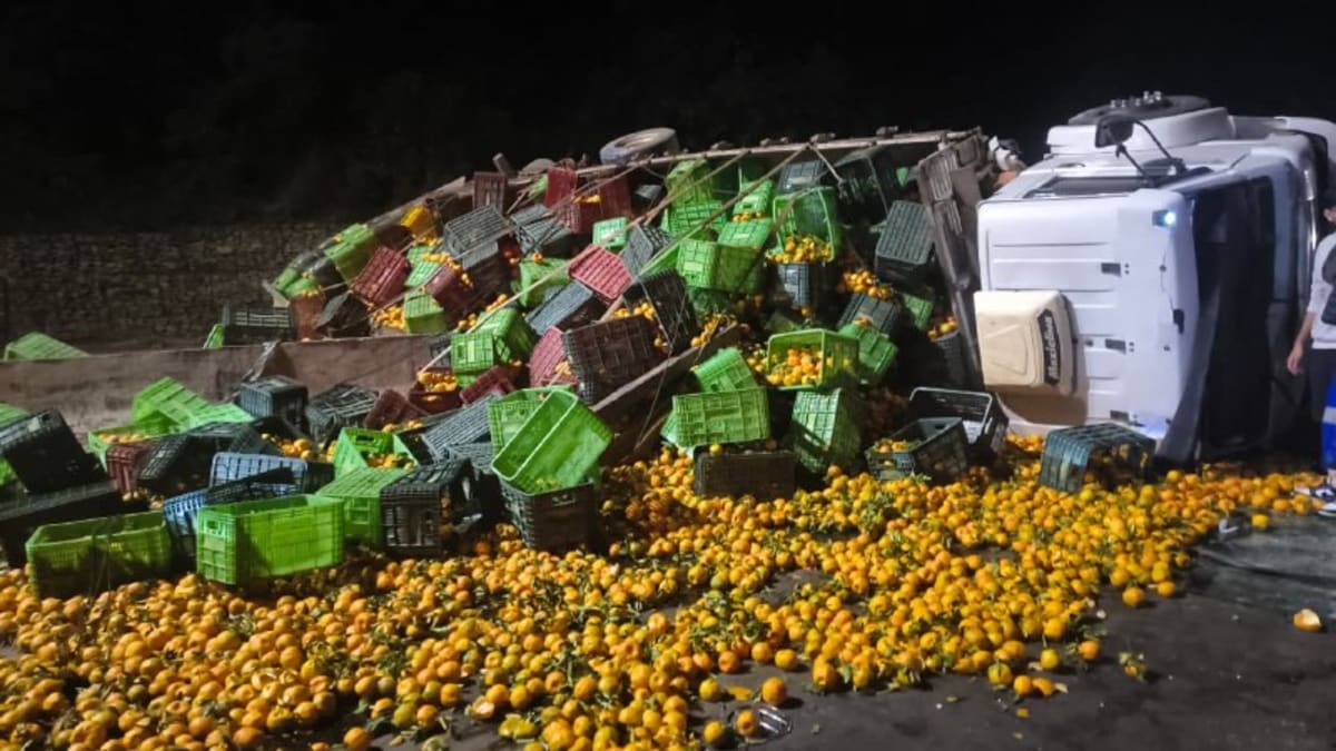 Caminhão carregado de mexericas capota no Anel Rodoviário de Belo Horizonte e motorista fica ferido