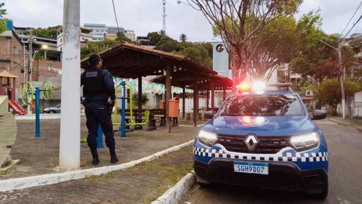 Guarda Municipal de Cariacica apreende drogas e detém dois suspeitos na Praça de Sotema