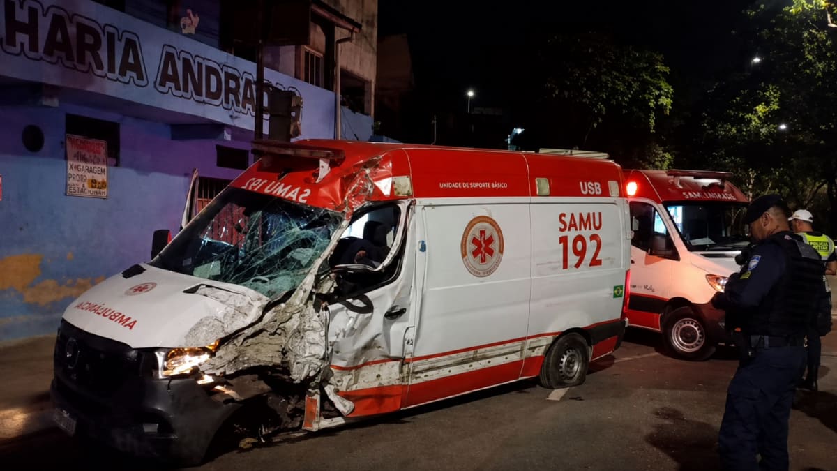 Três profissionais do Samu ficam feridos após ambulância bater em árvore na Região Leste de Belo Horizonte
