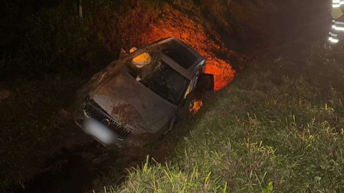 Carro aquaplana e cai em vala na BR-101 próximo a Jaraguá do Sul; família sobrevive com ferimentos leves