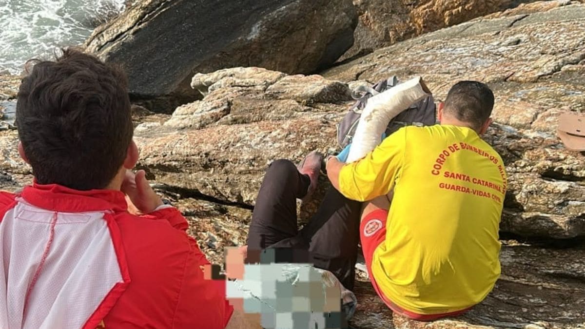 Homem com fratura exposta é resgatado em área de difícil acesso no litoral de Santa Catarina