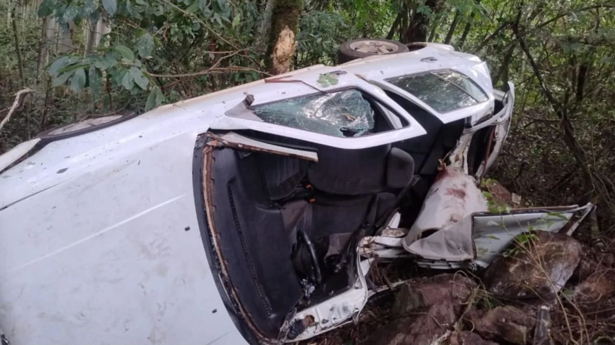 Dois homens morrem após carro sair da pista na ERS-472 em Três Passos