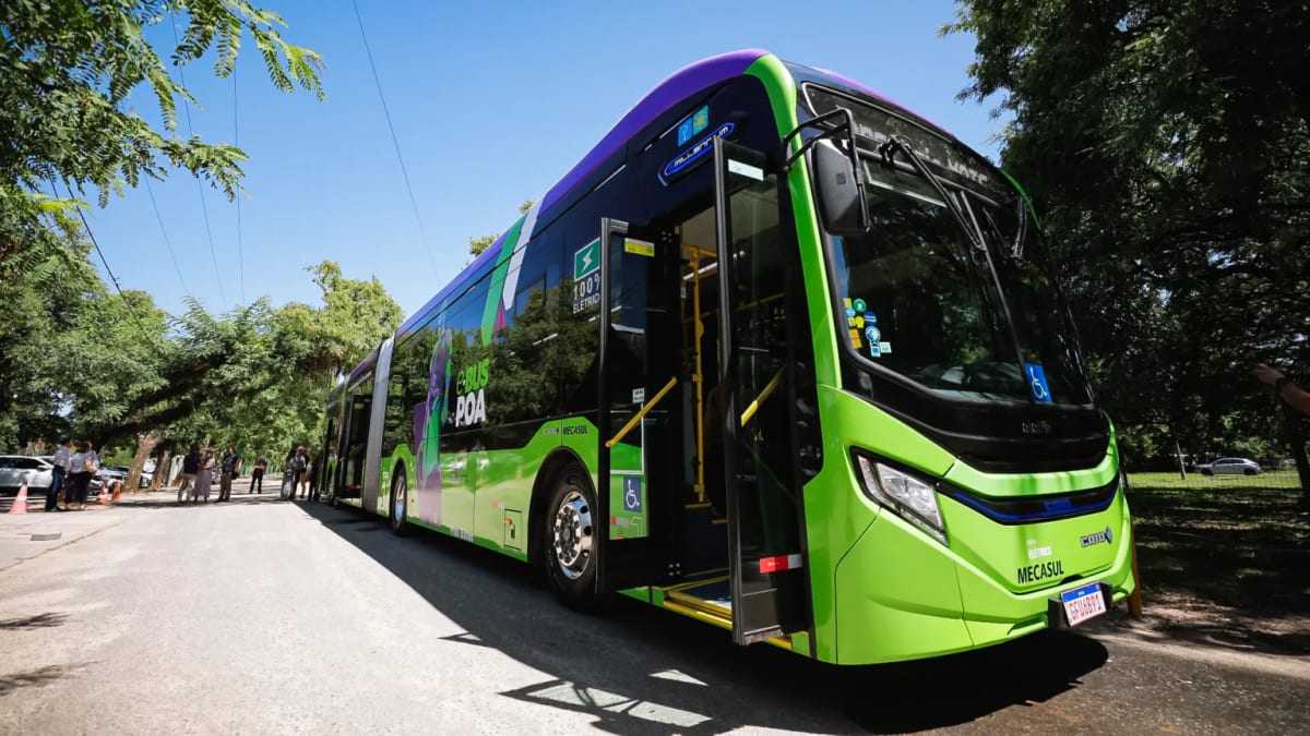 Porto Alegre assina financiamento de R$ 447,7 milhões para compra de 100 ônibus elétricos articulados