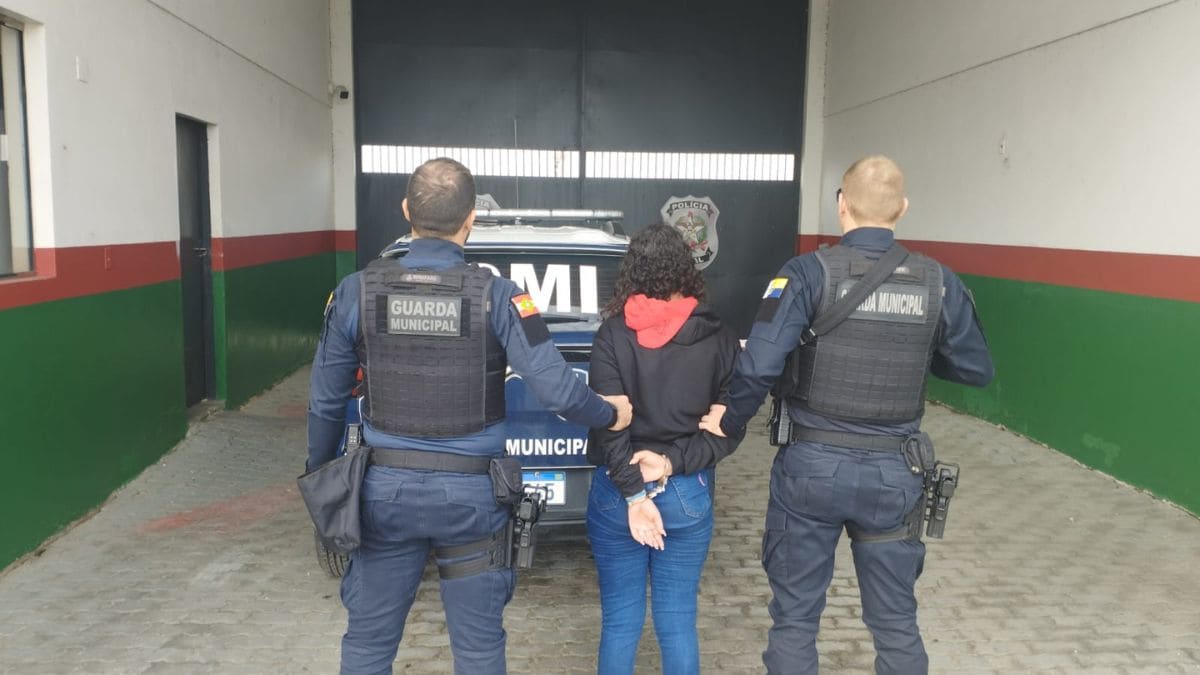Mulher é presa em rodoviária de Itajaí com mandado de prisão ativo por tráfico de drogas