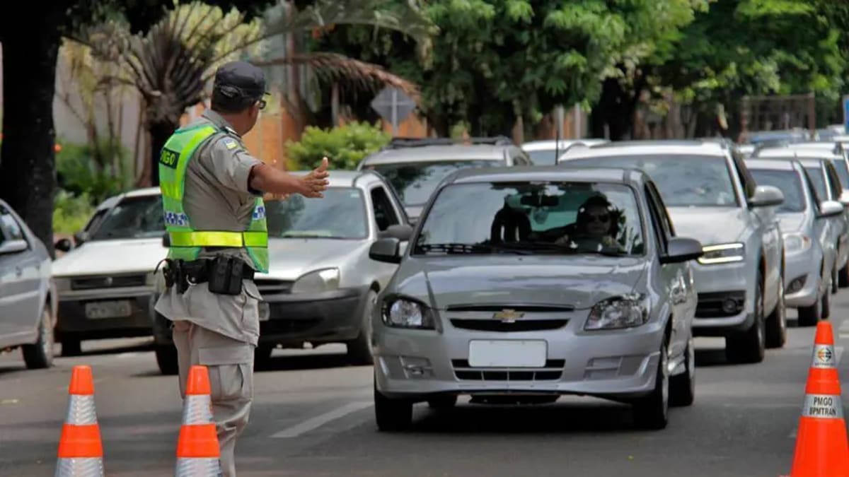 Motoristas em Goiânia desafiam leis de trânsito e complicam circulação nas vias