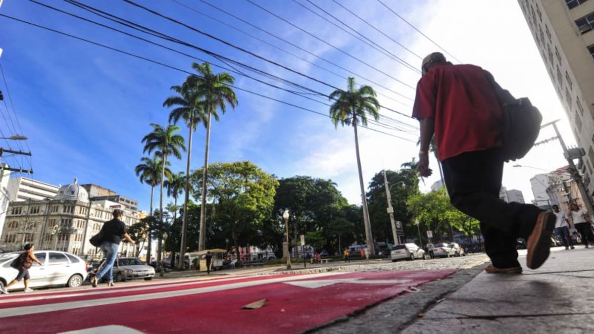 Morador em situação de rua é esfaqueado durante discussão na Praça Costa Pereira, em Vitória