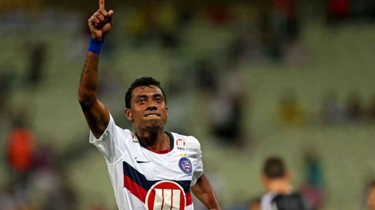 Pentacampeão com passagem pelo Bahia é internado com obstrução em três artérias