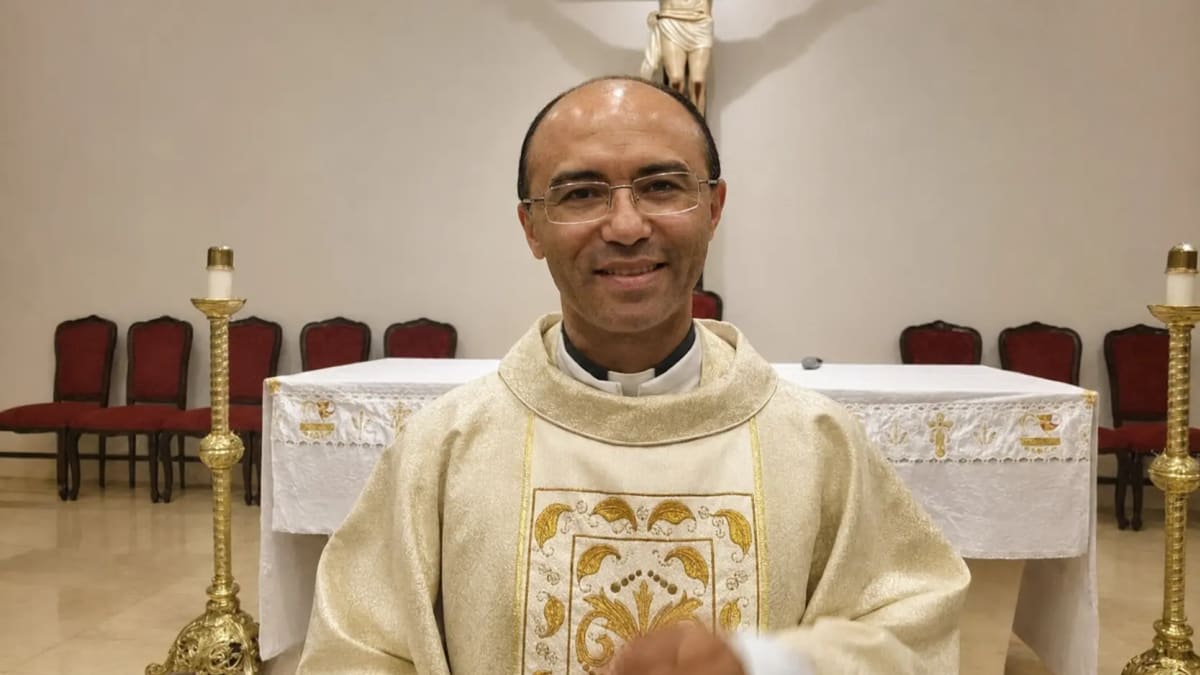 Padre que atuou em Anápolis é excomungado após fraternidade conservadora romper com o Vaticano