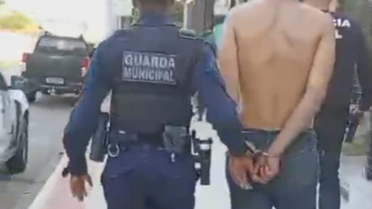 Homem é preso após chutar e agredir mulher no meio da rua em Vitória
