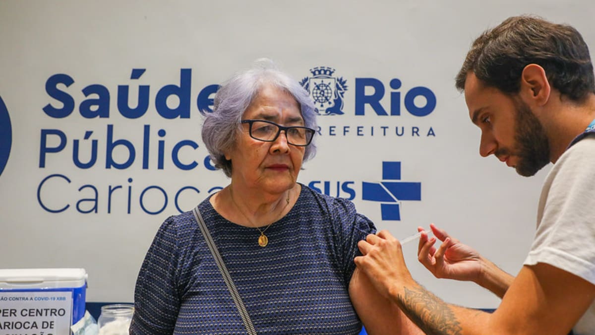Rio libera vacina atualizada contra a Covid-19 para mais grupos prioritários