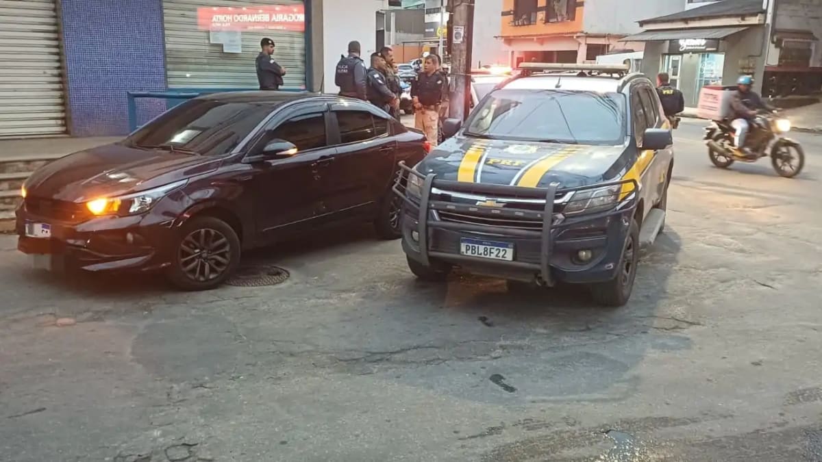 PRF recupera carro roubado após perseguição na BR-101 e prende três no ES