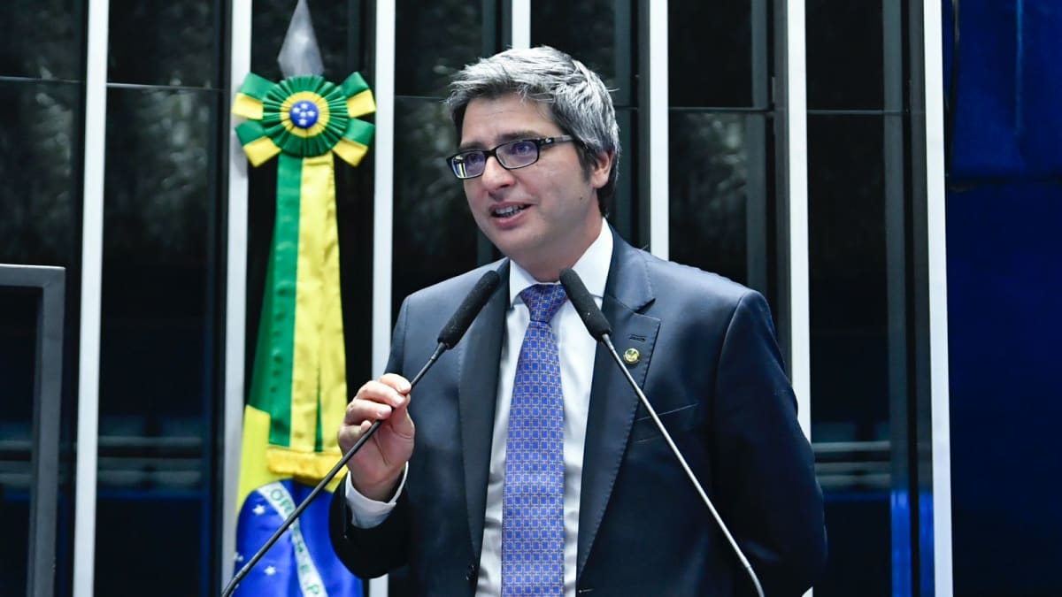Flávio Bolsonaro escolhe Carlos Portinho para disputar o Senado pelo Rio