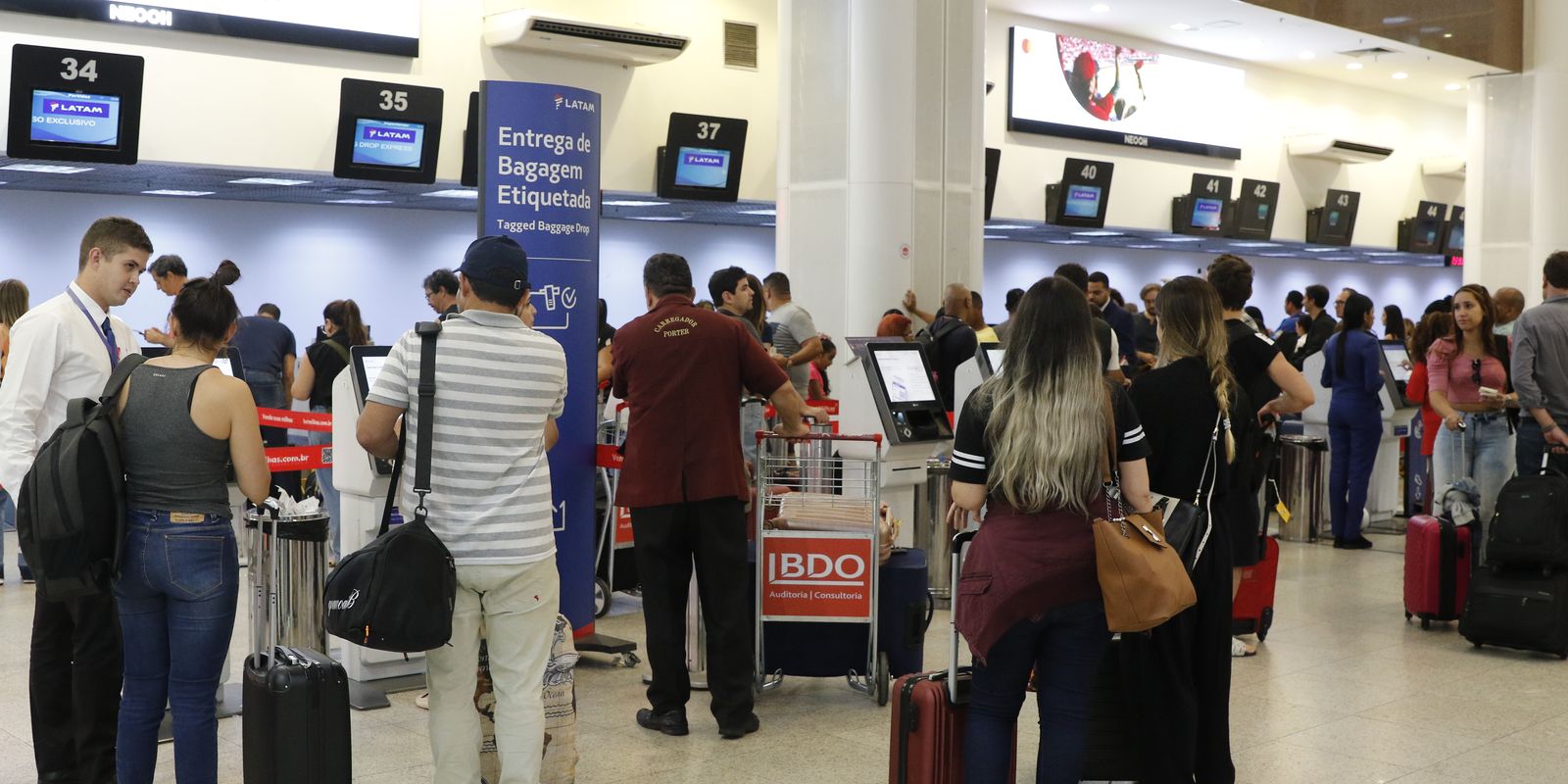 Setor de serviços cai 0, 4% em maio por recuo na área de transportes
