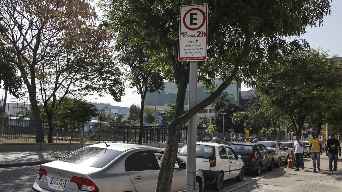 Fim dos flanelinhas? Pagamento só por app? Saiba como funcionará o novo sistema de estacionamento de rua no Rio